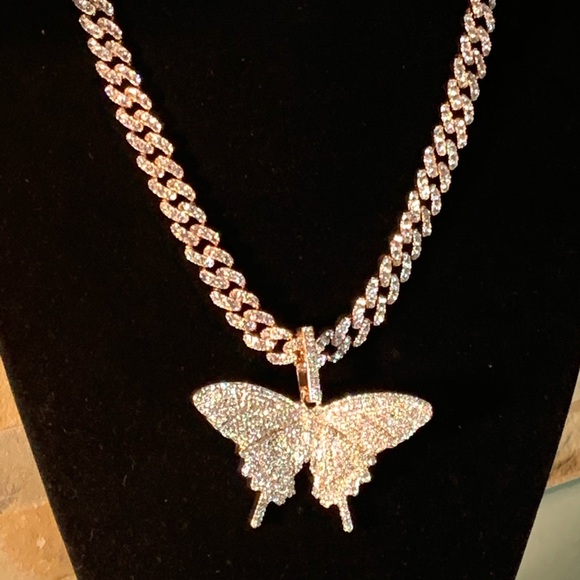 Cuban link Necklace with butterfly pendant - Picture 3 of 9